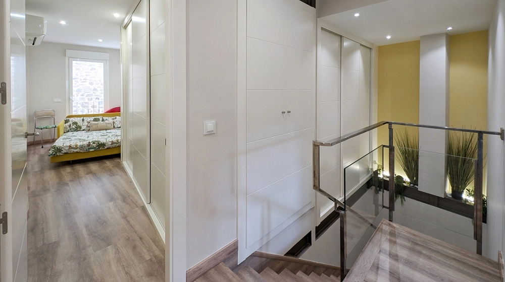 Habitación con sofá cama y escaleras - Segunda planta Habitación con sofá cama y escaleras - Segunda planta