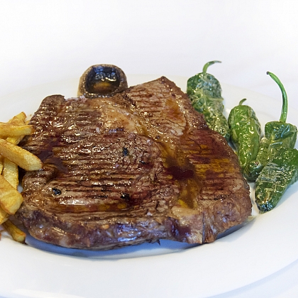 Chuletón de ternera sayaguesa a la parrilla con su guarnición
