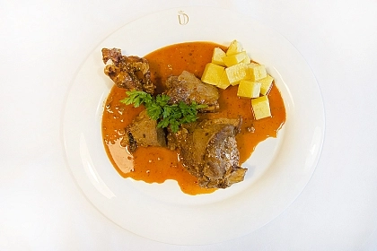 Cordero lechal en salsa de almendras