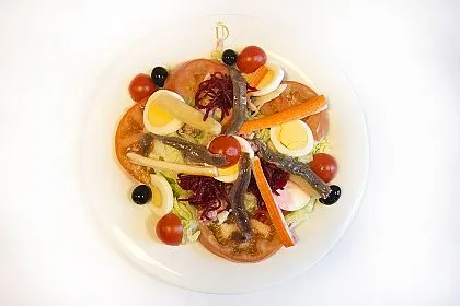 Salade Célèbre (Laitue, Tomate, Oignon, Thon, Œuf Dur, Olives, Carotte, Asperges et Anchois)
