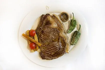 Chuleta de ternera sayaguesa a la parrilla con su guarnición