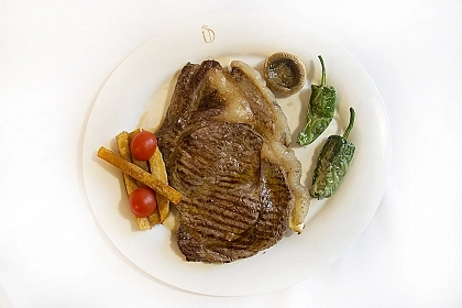 Côte de Veau Sayaguesa Grillée avec Garniture Côte de Veau Sayaguesa Grillée avec Garniture