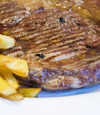 CHULETÓN DE TERNERA SAYAGUESA A LA PARRILLA CON SU GUARNICIÓN