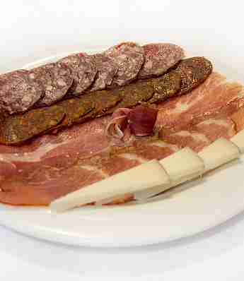 TRAY OF ASSORMENT OF IBERIAN COLD CUTS AND CHEESE