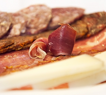 TRAY OF ASSORMENT OF IBERIAN COLD CUTS AND CHEESE