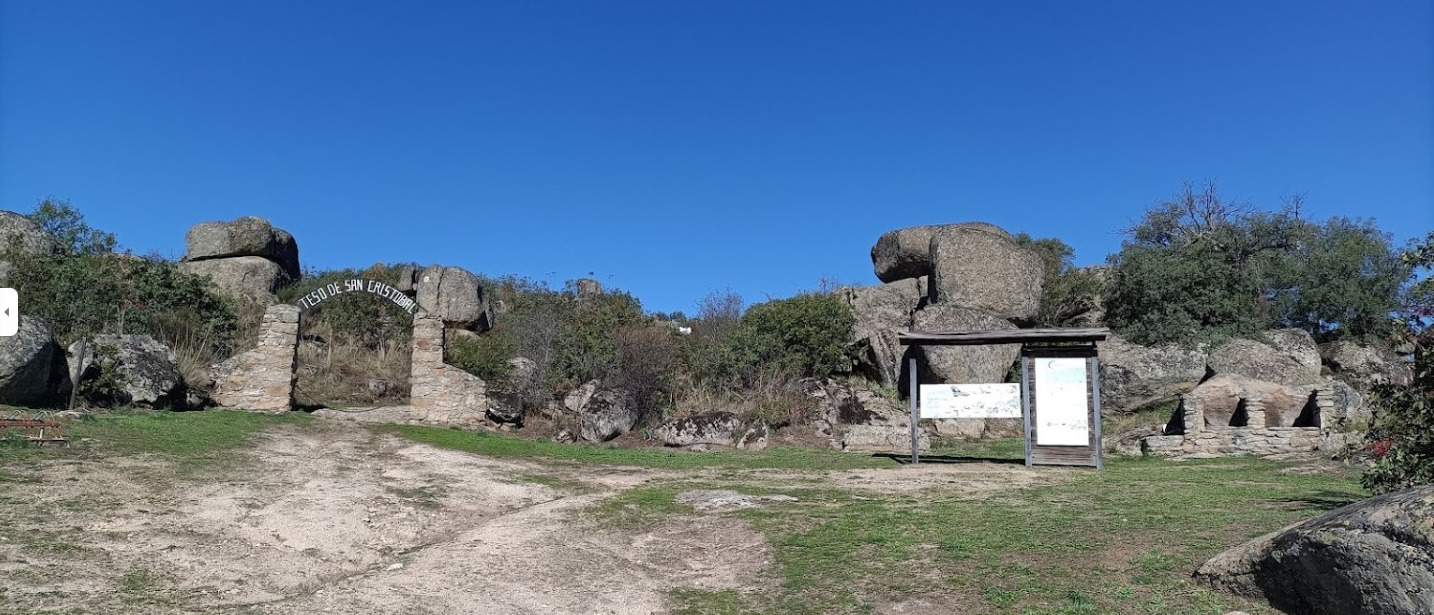 Aparcamiento y entrada al Teso de San Cristoacutebal