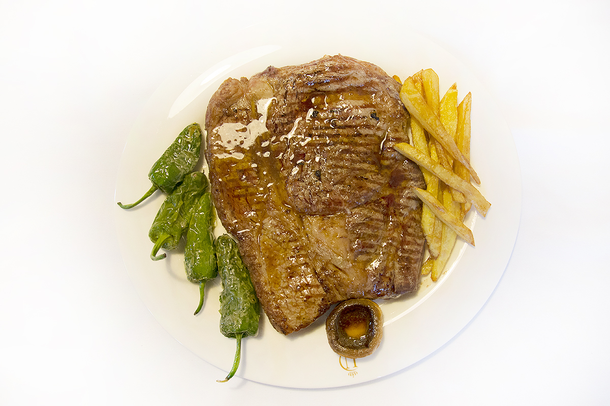 Grilled Sayaguesa beef rib steak with Zamora peppers and potatoes