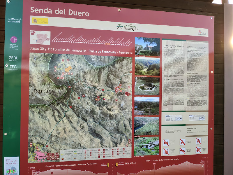 Information panel about the hiking trail to the Mirador del Meandro del Riacuteo Duero viewpoint