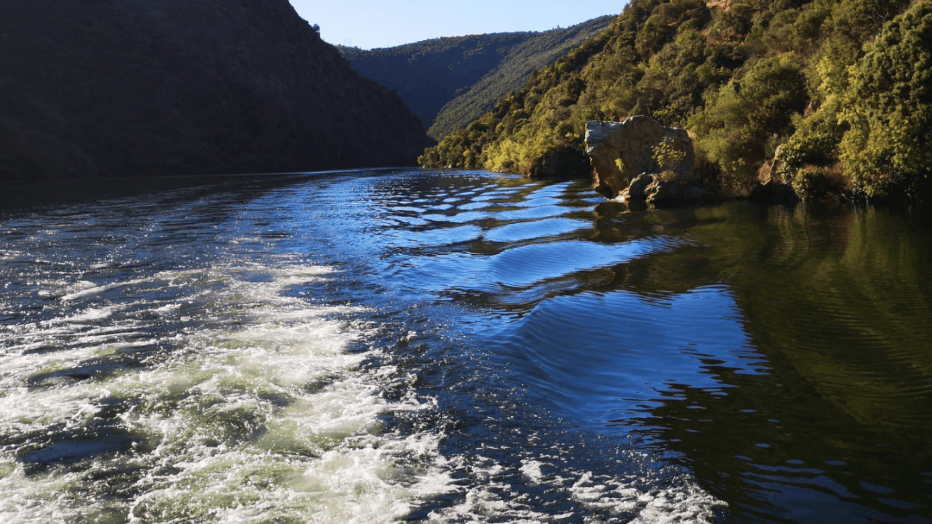 Imagen tomada desde un barco que navega por las aguas de los Arribes del Duero