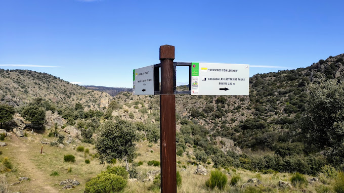 Sign indicating the Lastras de Agua Brava waterfall