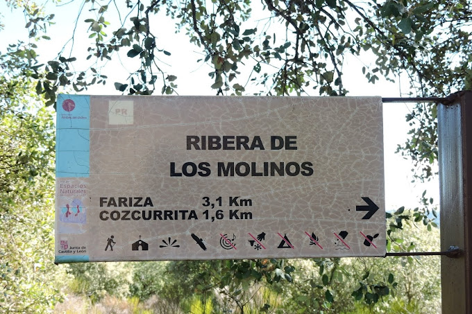 Sentildeal que indica el recorrido a seguir para llegar a la Ribera de los Molinos